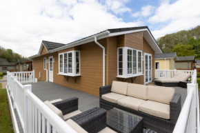 Castaway Lodge - Close to Beach, Lovely Lodge with Veranda